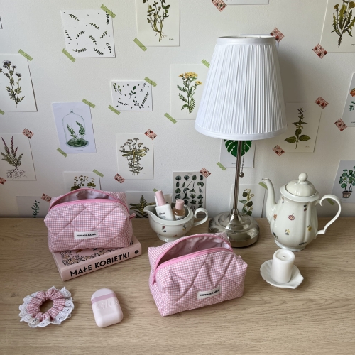 Kosmetyczka w różową kratkę