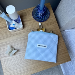 Mała kosmetyczka w błękitną kratkę