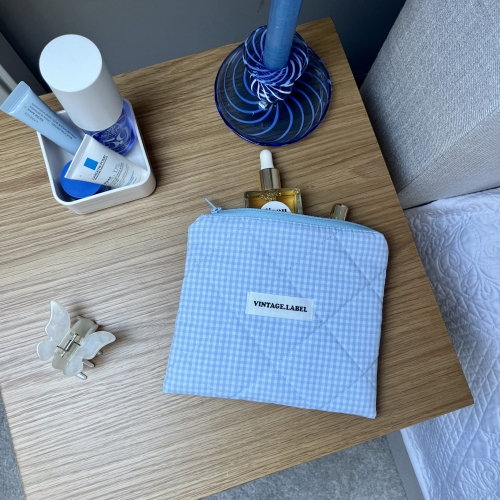 Mała kosmetyczka w błękitną kratkę