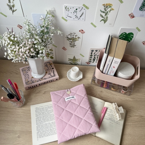 Etui w różową kratkę