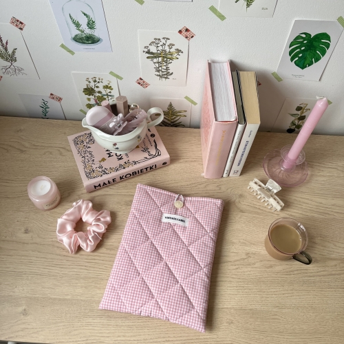 Etui w różową kratkę