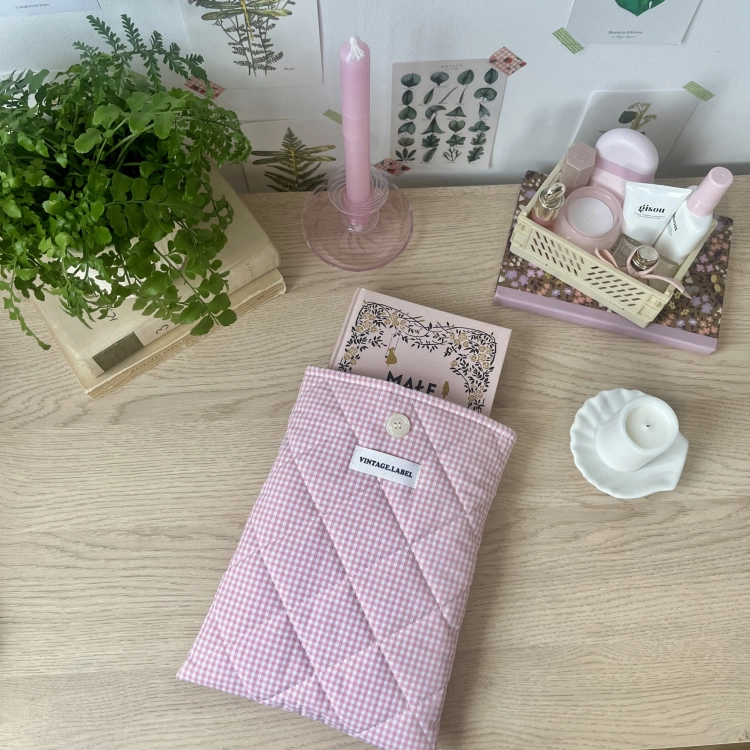 Etui w różową kratkę