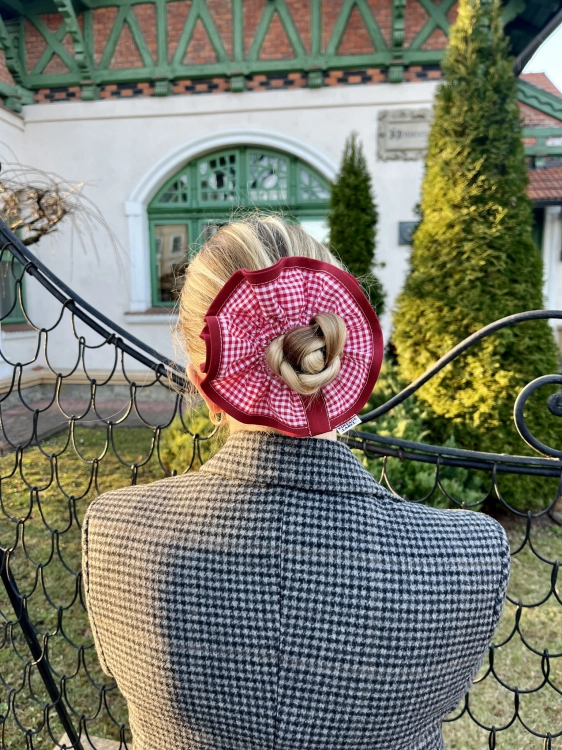 czerwona podwójna gumka do włosów