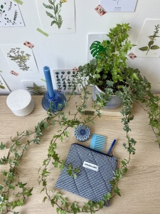 Mała kosmetyczka w granatową kratkę