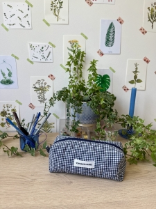 Piórnik w granatową kratkę