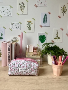 Piórnik w różową łączkę