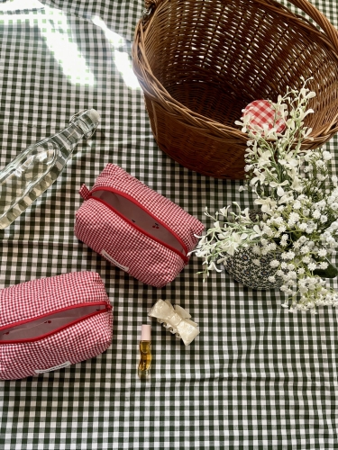 Kosmetyczka w czerwoną kratkę