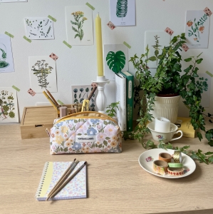 Piórnik w wiosenne kwiaty