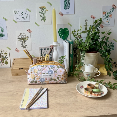 Piórnik w wiosenne kwiaty