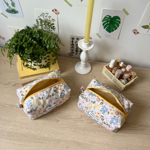 Kosmetyczka w wiosenne kwiaty