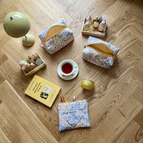 Mała kosmetyczka w wiosenne kwiaty