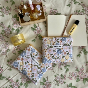 Mała kosmetyczka w wiosenne kwiaty