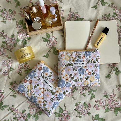 Mała kosmetyczka w wiosenne kwiaty