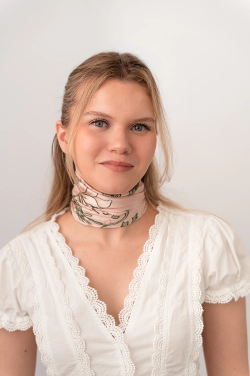 Jedwabna apaszka lilia